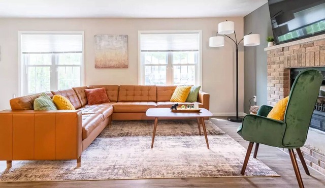 Newly Renovated! Dog Friendly! Hot Tub! “Friends” TV Show Themed House!