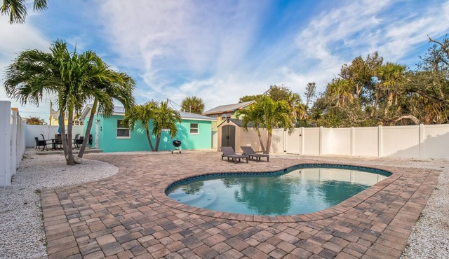 Newly Renovated🌴Mango Villa - Steps away from beach/private heated pool🌞