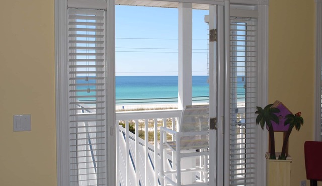Newly renovated cottage! Hear the ocean waves and gulf views from your deck!