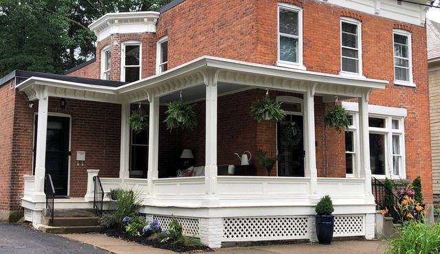 Newly Renovated Luxury House Located 2 Blocks from Broadway and The Track