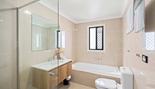 Newly Renovated! 1 Bdr Apt w/AC! Parking! 5144D1