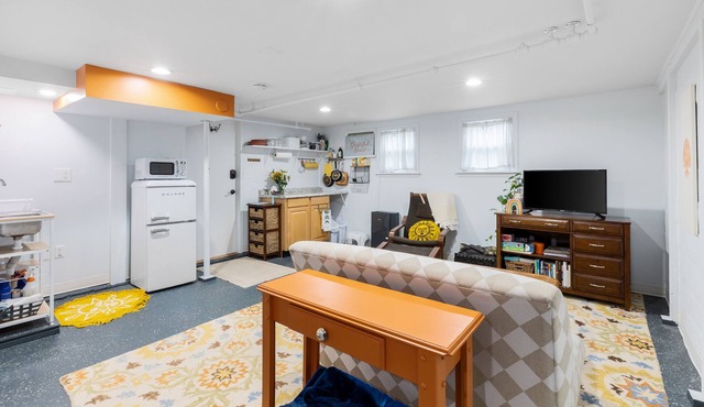 Newly renovated 1 bedroom with yard and parking