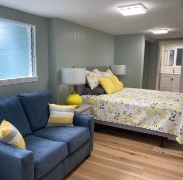 Newly renovated 1 bedroom with air conditioning and kitchenette