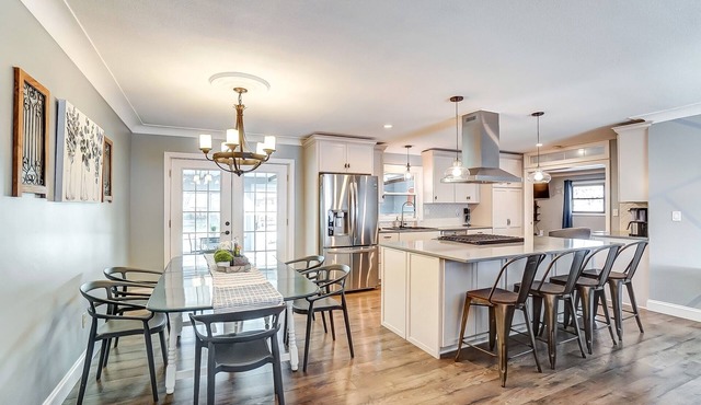 Newly Renovated, 1 block from BGSU, spacious and comfortable