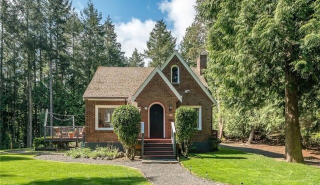 Newly renovated 1929 cottage near Roche Harbor with modern updates (PLC)
