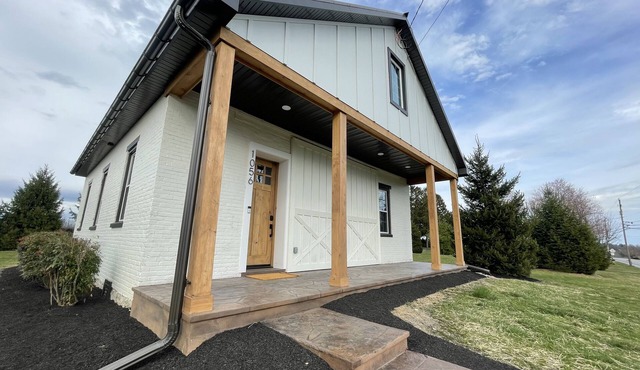 Newly renovated 1800’s one room schoolhouse with modern comforts and a hot tub!
