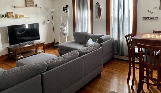 Newly Renovated 1BD Private Suite w/Parking + WIFI