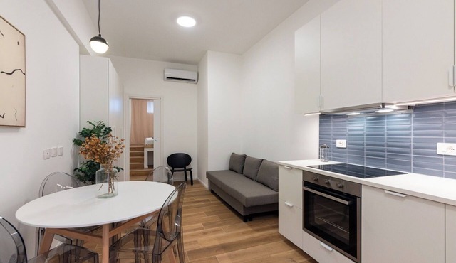 Newly renovated 1BR Apartment - Washington/Tolstoi 15 min away from Duomo