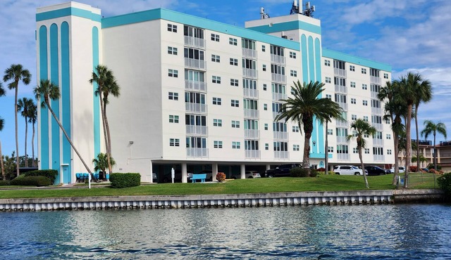 Newly Renovated 2/2 Intracoastal Waterfront Snowbird Paradise Condo, Two Pools!