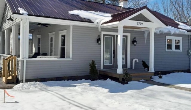 newly renovated 2 bath 2 bed on quiet street with lake view