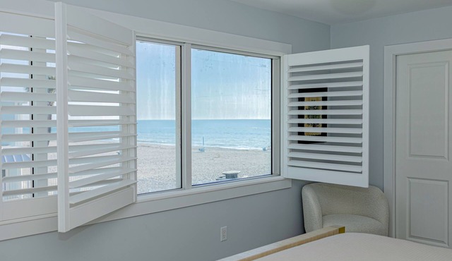 Newly renovated 2-bedroom beachfront condo in Boca Grande with pool, AC & WiFi