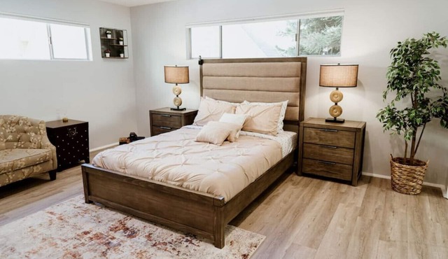 NEWLY RENOVATED 2-BEDROOM TOWNHOUSE WITH PRIVATE ROOFTOP DECK REMODELED IN 2022 (p30)