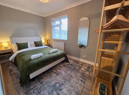 Newly Renovated 2 BDR Home - 5 Min to M5