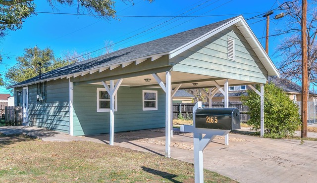 Newly renovated 2-bedroom, 1-bath guesthouse in the heart of San Angelo!