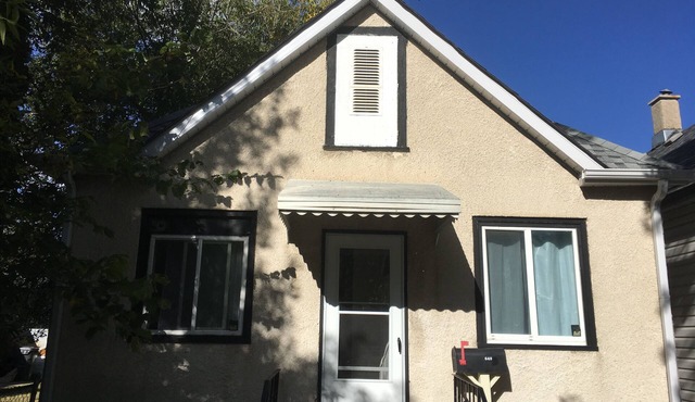 Newly renovated 2-bedroom house with WiFi in Winnipeg heart