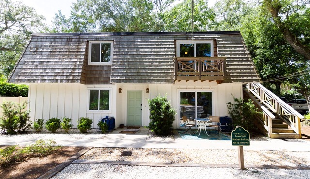 Newly Renovated 2 Bedroom Cottage! One block to Beach! Walk to King & Prince!