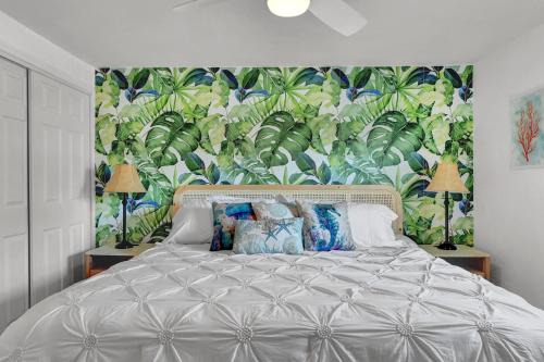 Newly Renovated 2 Bed with Beach Supplies, Trailer Space, Walk to Beach