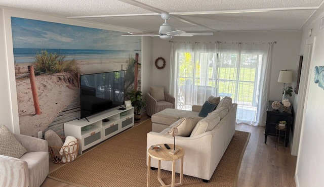 Newly renovated 2-bedroom, 2-bathroom condo located in sunny Sarasota, Florida.