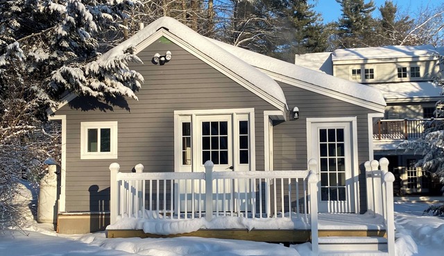 Newly renovated 2-bedroom cottage; walking distance to Baboosic Lake Town Beach