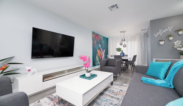 Newly Renovated 2-bedroom apartment By Sawgrass