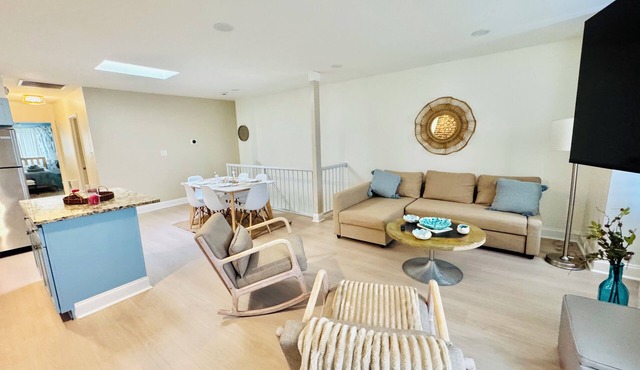 NEWLY RENOVATED 2 BR UNIT - NEAR DEPAUL UNIV & CTA - WALKABLE AREA