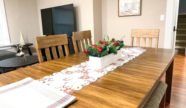 Newly Renovated 2 BR downtown Apt, family getaway.