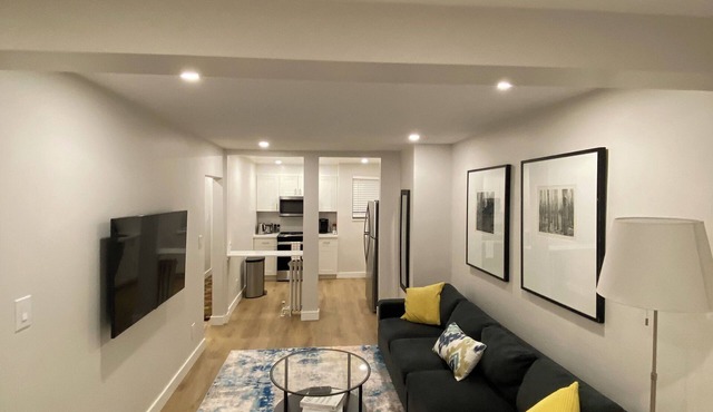 Newly Renovated 2 Bedroom Beauty! Located in Port Credit, Mississauga.