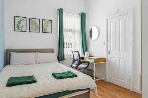 Newly renovated 2 Ensuite bedroom house in bury, 5 people