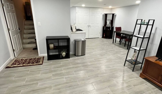 Newly Renovated 2 Bedroom Gf Apt near PHL Airport - 2710 Dothan