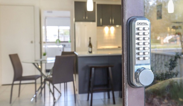 Newly renovated 2 x Queen Bedrooms, weekly service, central location, free wifi