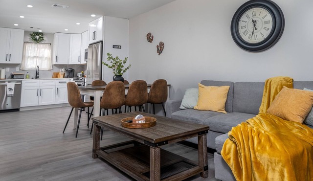 Newly Renovated 2ba/2 Private Baths Rustic Oakwood Townhouse