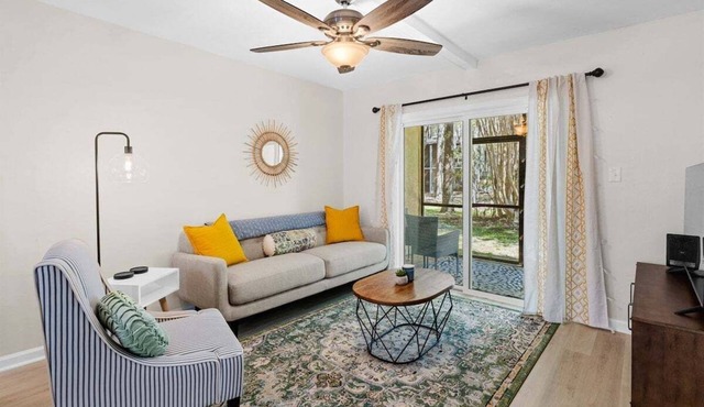 Newly Renovated 2bd/2ba Condo *Pool* 30+ Day Stays