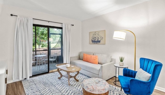 Newly Renovated 2bd/2ba Condo *Pool* 30+ Day Stays