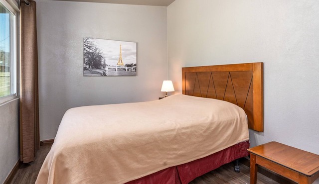 NEWLY RENOVATED 2bedroom in heart of Oakhurst