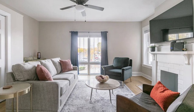 Newly Renovated 2BR Apartment w/Free Parking in Downtown