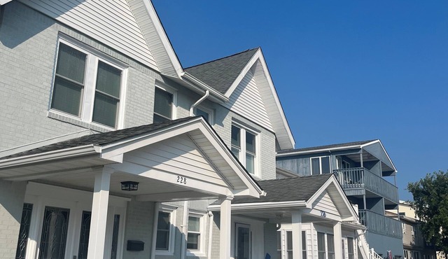 Newly renovated 3 bedroom 2 bathroom twin house Block and a half from the beac