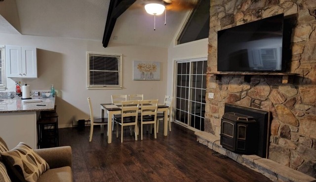 Newly Renovated 3 Bedroom Chalet with Hot Tub!