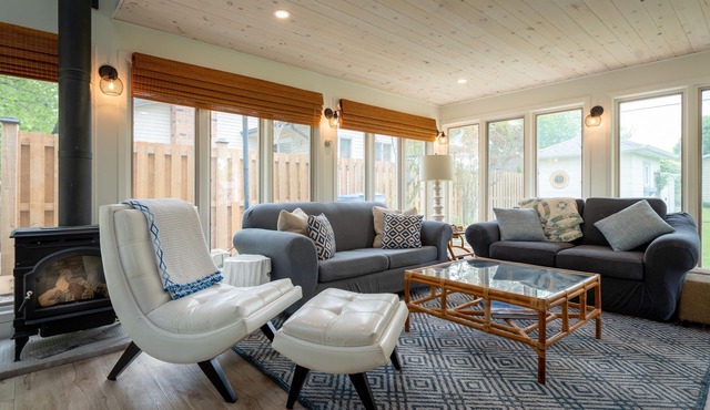 Newly-Renovated, 3-Bedroom Cottage + Bunkie, Steps to Private Beach, Grand Bend!
