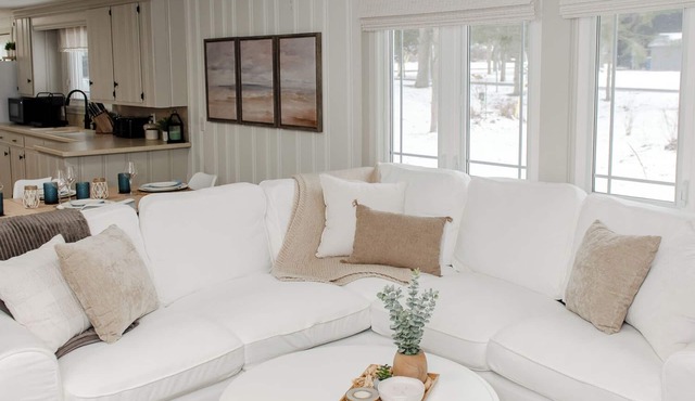 Newly Renovated 3 bedroom cottage in Rondeau steps to the beach or bay waters