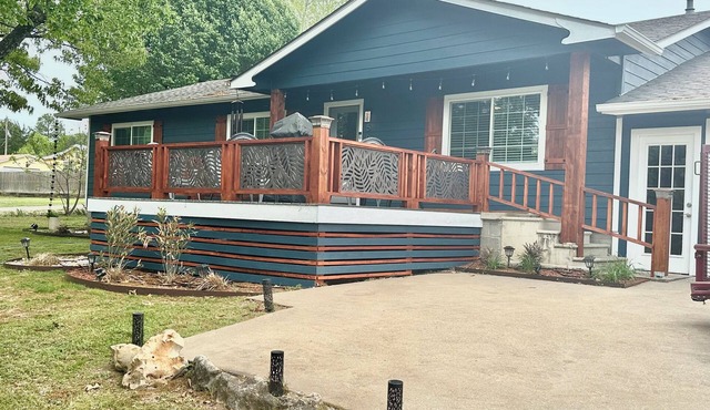 Newly renovated 3-bedroom “Deja Blue” Lakehouse near Catfish Bay in Kingston