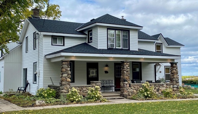 Newly renovated, 3 bedroom with ensuites, in vineyard farm house. Spacious.