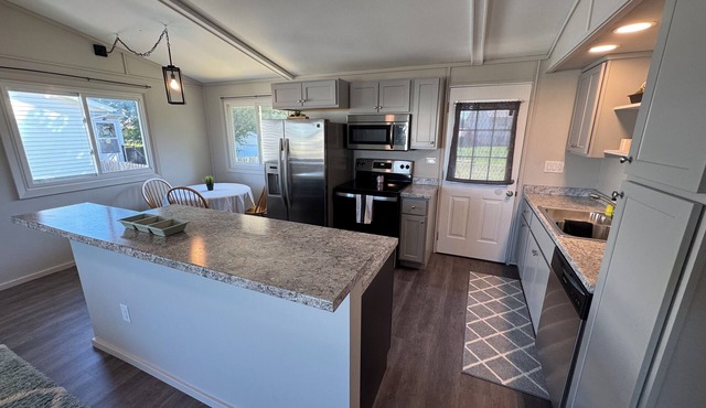 Newly Renovated 3-bedroom House in Solon