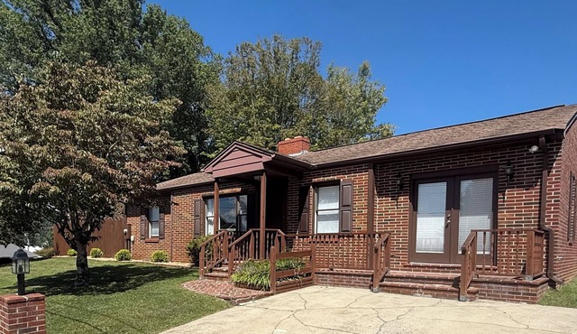 Newly renovated 3 beds, 2 baths in Marion. Great space for the whole family!