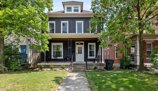 Newly Renovated 3 story house near Short North, Free parking and full backyard.