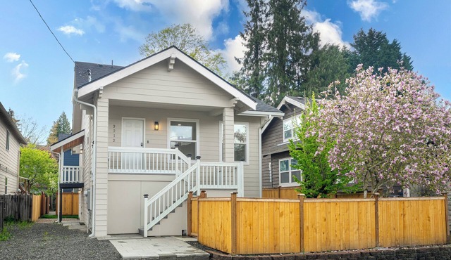 Newly renovated 3B2B main home with yard, AC in lovely Seattle Mt Baker