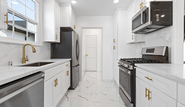 Newly Renovated 3Bd/2Ba SF Valley Area Escape!