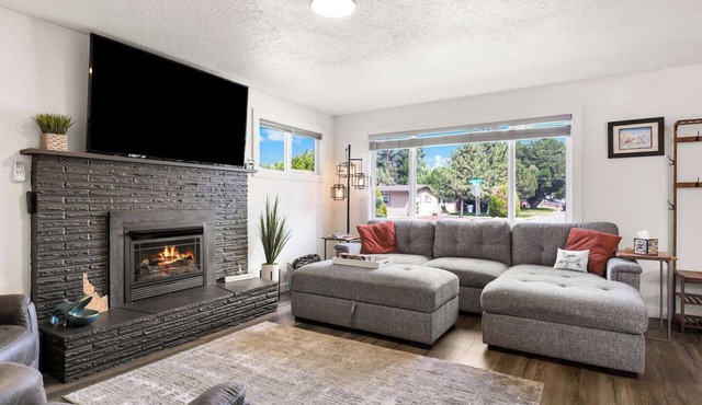 Newly renovated 3BR, 1.5BA home just 1.5 miles from Boise Airport and 10 minutes to downtown