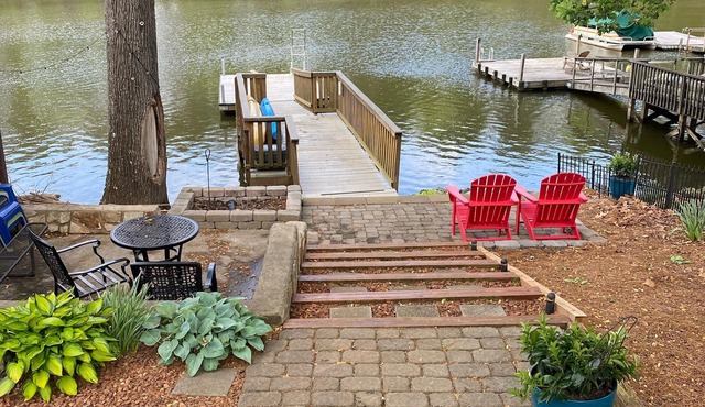 Newly Renovated 3BR, 2BA, pet friendly, with 3 kayaks, boat ramp nearby