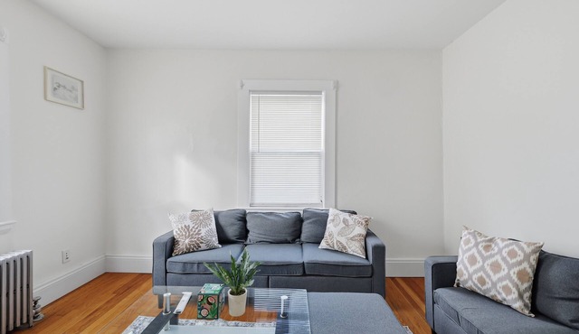 Newly Renovated 3Br Apt Near Boston + Parking