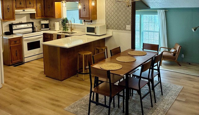 Newly Renovated 3BR : Quartz Kitchen : Fast Fiber WiFi : Carport Parking